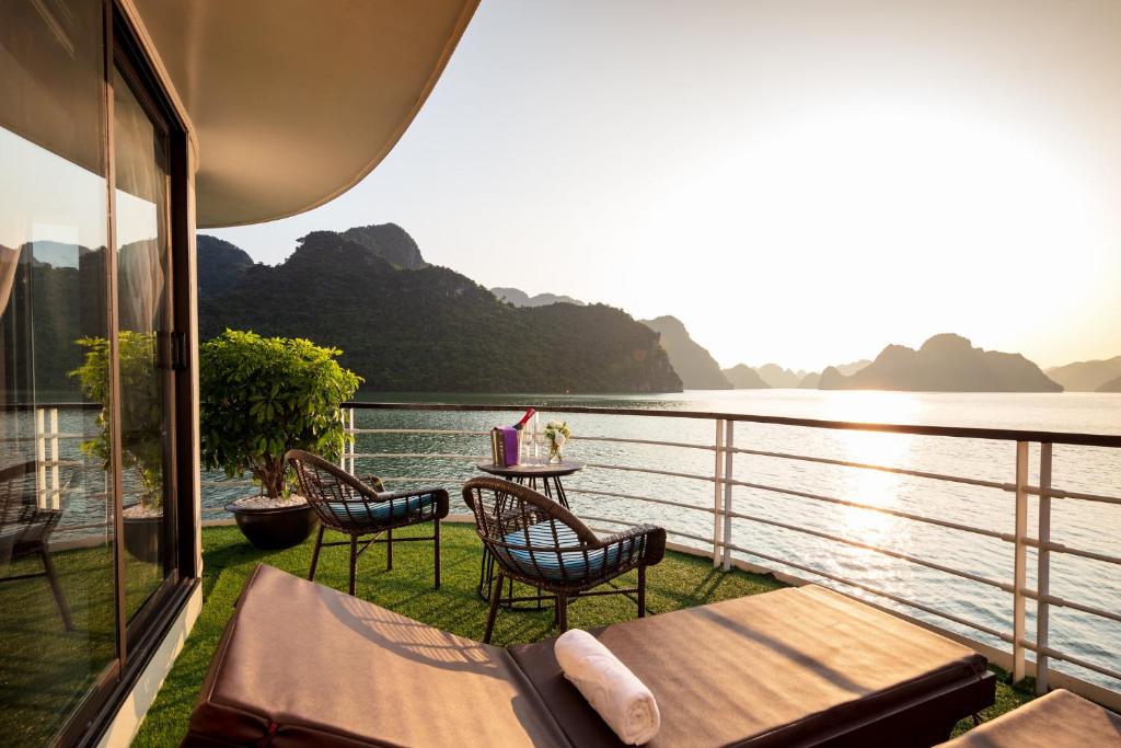 Halong Mon Cheri Syrena Cruise Halong Mon Cheri Cruise