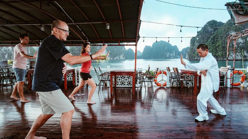 Halong Renea Cruise Halong Renea Cruise